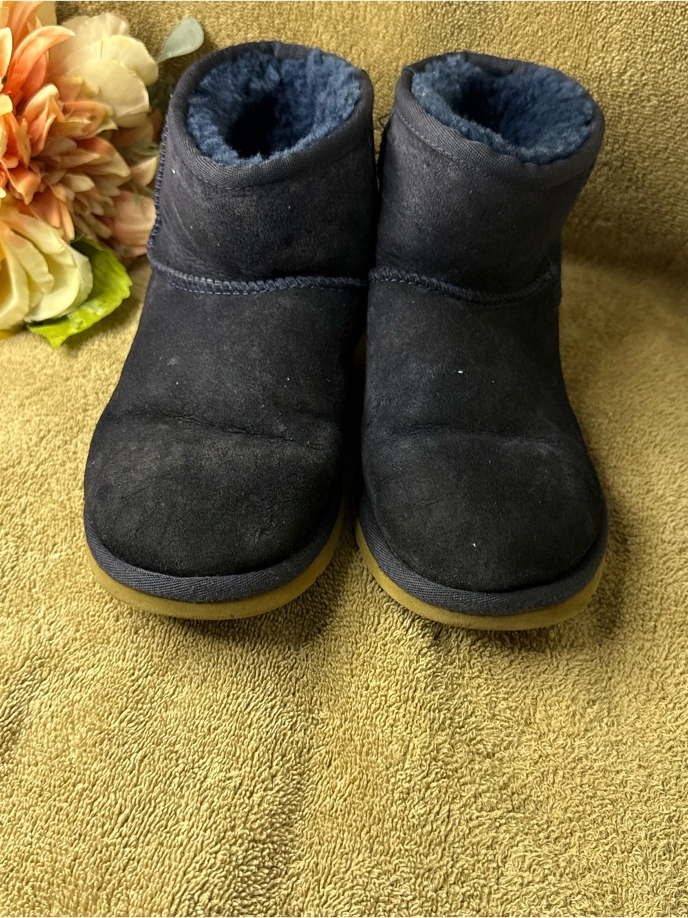 UGG women Suede Lined Ankle Boots size 5